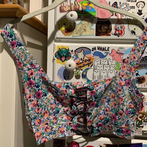 LACED UP FLORAL CROP TOP - Picture 3 of 5